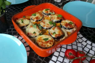 Geschichtete Parmigiana di Melanzane mit goldbrauner Käsekruste im Ofen