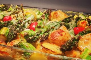 Goldbraun überbackener Spargel‑Kartoffelauflauf in einer Auflaufform
