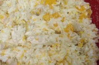 Bunter Reissalat mit Hähnchenstreifen, Mandarinenstücken und gelber Curry‑Mayonnaise