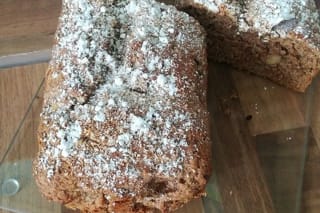 Goldbraunes Bananenbrot ohne Ei mit Schokoflocken, aus einer Kastenform herausgeschnitten.