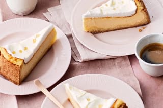 Geschnittener Tränenkuchen mit glänzendem Baiser‑Guss und leicht gebräunten Rand auf einem weißen Teller