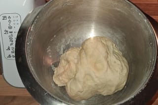 Selbstgemachter Pizzateig aus Dinkelmehl, zu runden Böden geformt, bereit zum Belegen