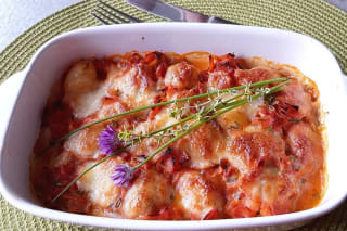 Cremiger Gnocchi-Mozzarella-Auflauf, goldbraun überbacken, mit frischem Schnittlauch garniert im Ofen