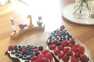 Saftiger veganer Schokokuchen ohne Zucker, aus dem Ofen genommen, mit glänzender Oberfläche