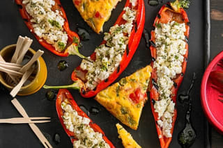 Goldbraune Ofentortilla, in 48 Quadrate geschnitten, auf Holzbrett mit frischem Schnittlauch und Holzspießchen