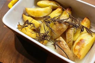 Goldbraune Rosmarinkartoffeln mit knuspriger Haut auf Backblech