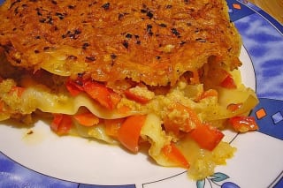 Schichtweise aufgebaute Paprika Lasagne im Ofen, oben mit geschmolzenem Käse und einer Prise Pul Biber
