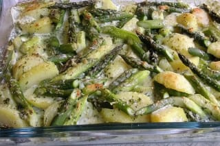 Goldbraun überbackener Kartoffel‑Spargel‑Auflauf mit geschmolzenem Parmesan, angerichtet in einer Auflaufform