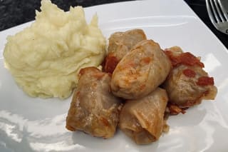Kohlrouladen in einem Schnellkochtopf, dampfend und voller Geschmack