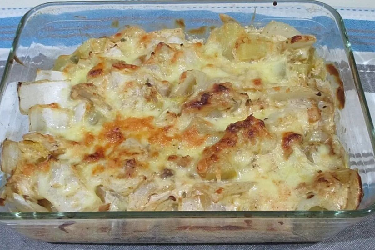Goldbrauner Chinakohl-Auflauf mit Hackfleisch und Kartoffeln, frisch aus dem Ofen