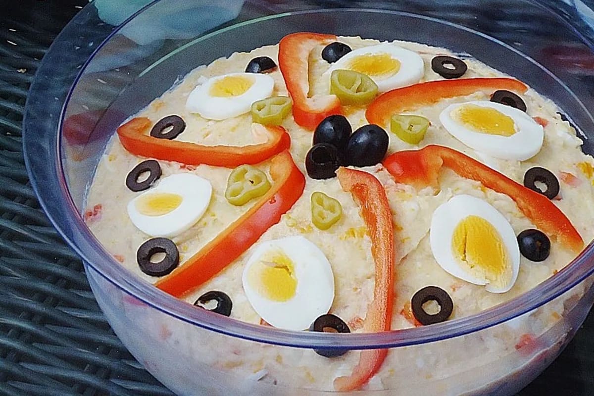 Bunter spanischer Kartoffelsalat mit Thunfisch, Paprika und Eiern auf Holzplatte