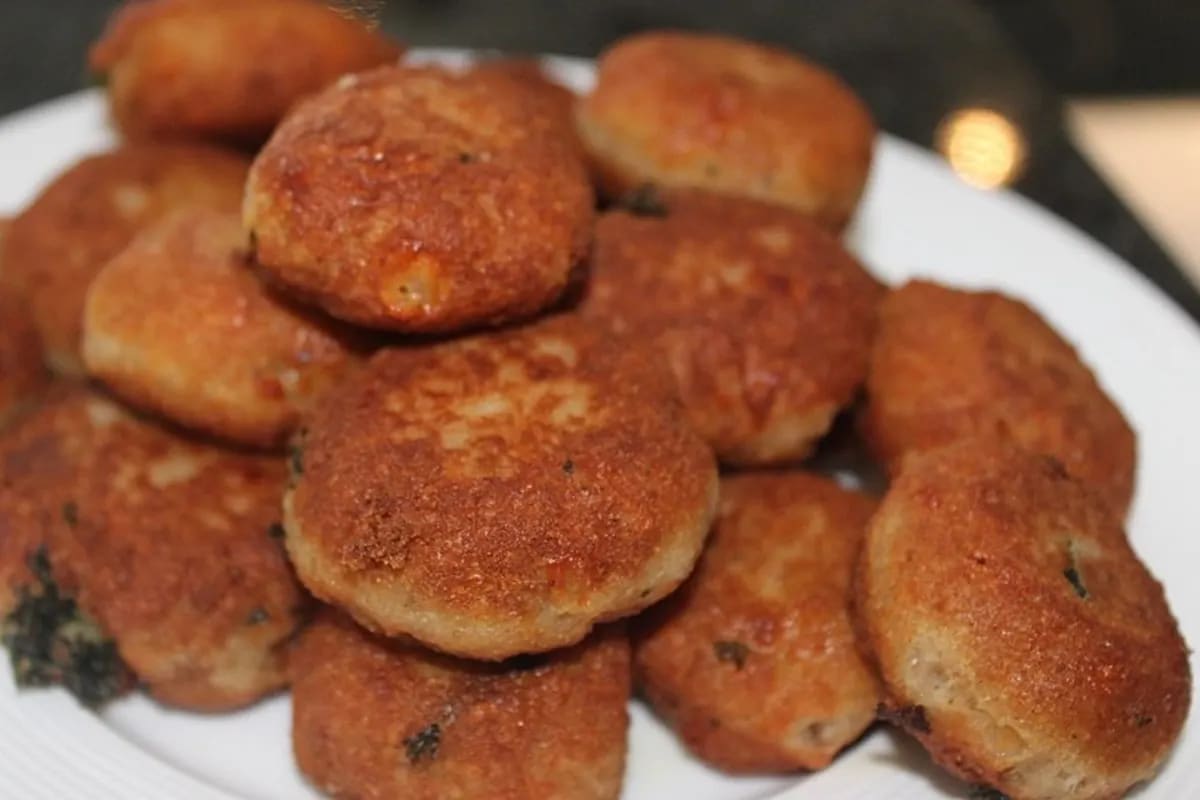Goldbraune italienische Polpette auf rustikalem Holzbrett