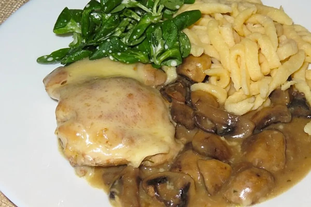 Ausgelöste Hühnerkeulen mit Zitronenscheiben und Kräuterpaste auf Backblech