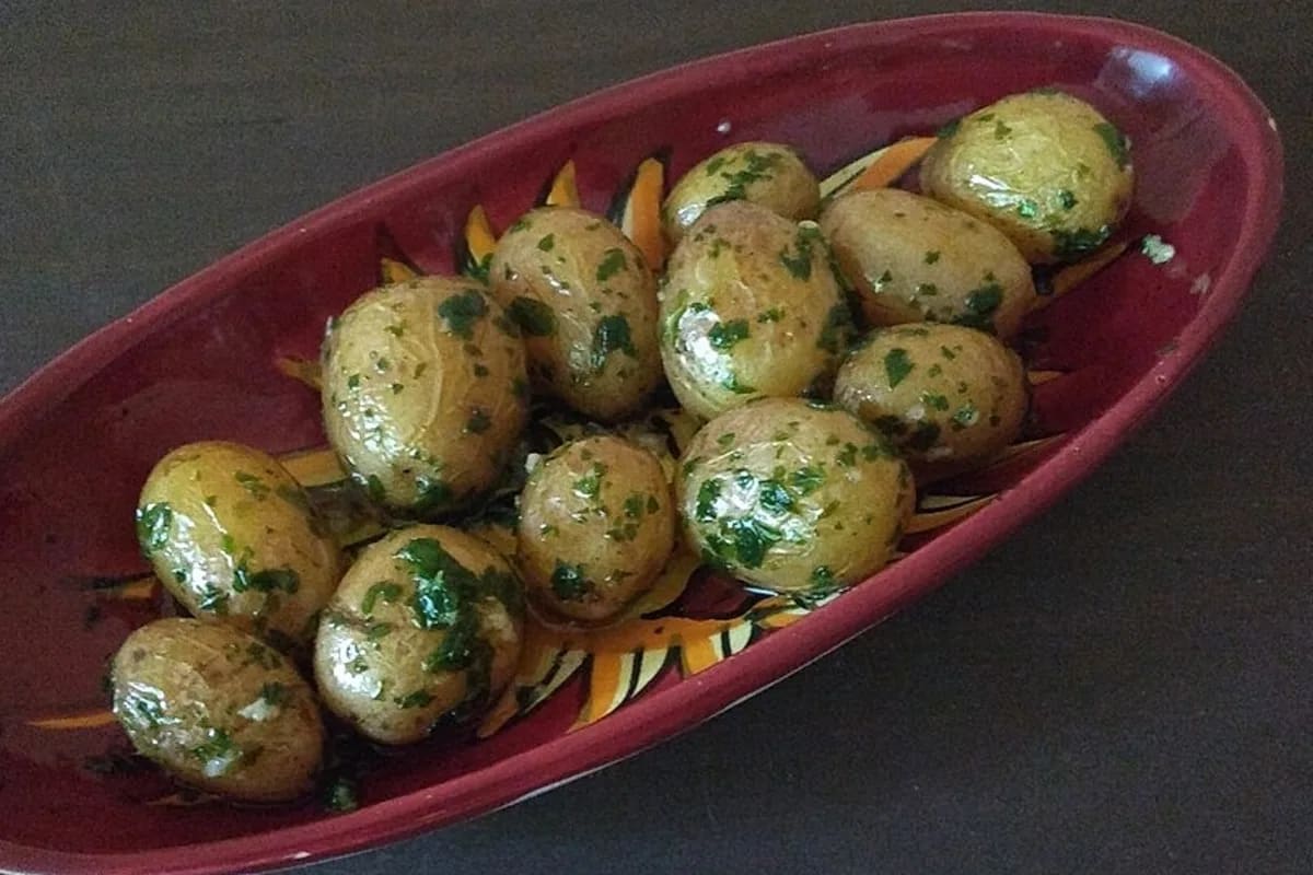 Frische Mojo Verde Perejil Sauce in einem Glas neben dampfenden Salzkartoffeln