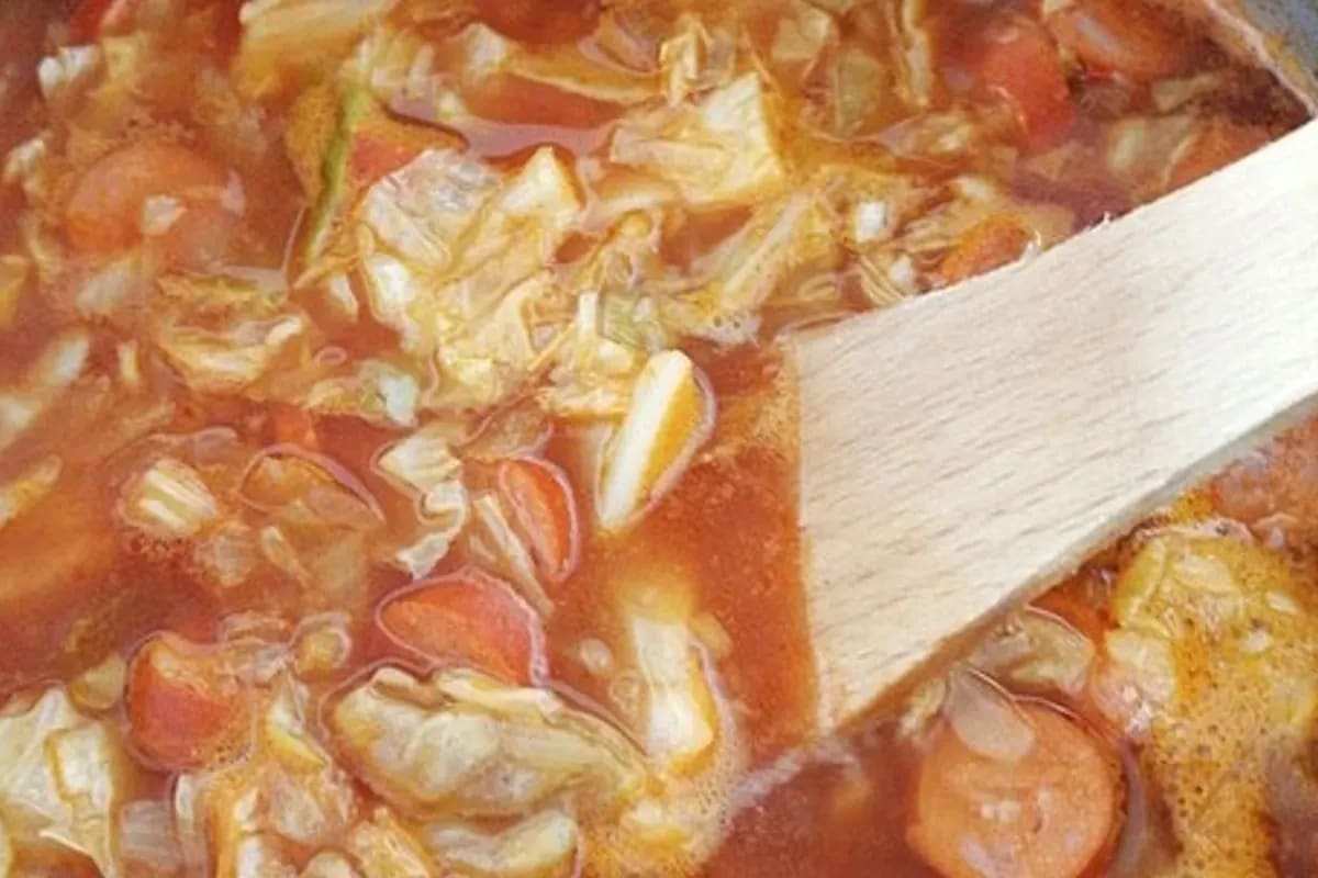 Dampfende Schüssel böhmische Krautsuppe mit Creme Fraîche und knusprigem Schwarzbrot