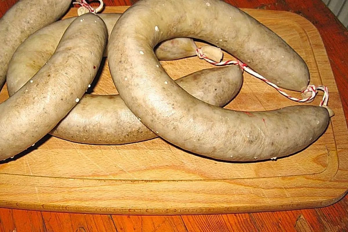Glas mit selbstgemachter Erbswurst, bedeckt von einem Streifen Schweinefett.