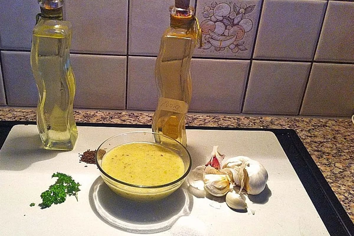 Frische grüne Mojo Perejil Sauce in einer Schüssel, garniert mit Petersilienblättern