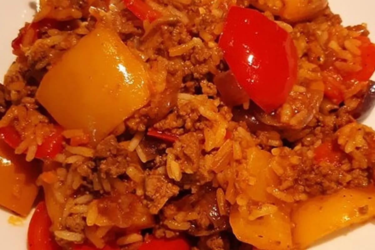Bunte Paprika‑Reispfanne mit Stückchen Pute, roter und gelber Paprika, lockerem Reis und frischer Petersilie