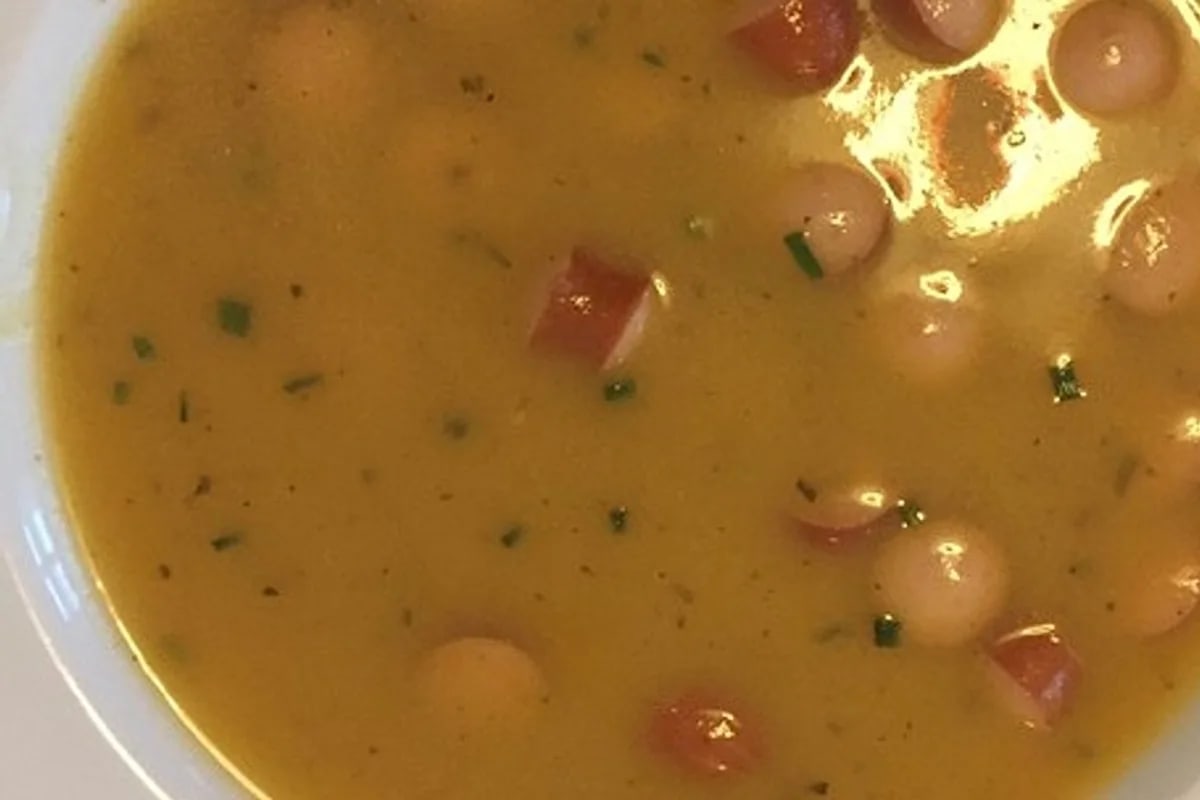 Schüssel mit cremiger sächsischer Kartoffelsuppe, garniert mit Petersilie und knusprigem Speck