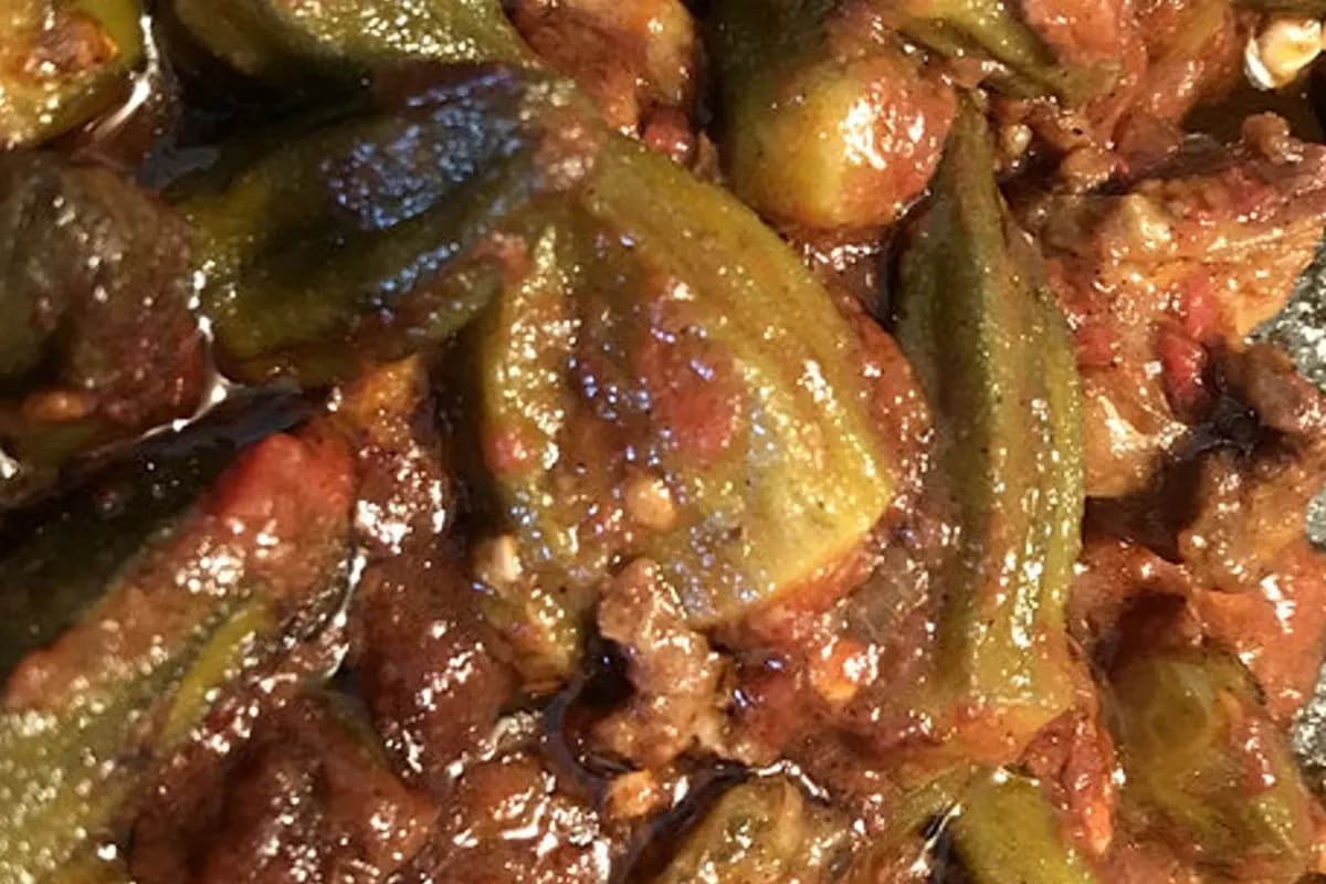 Auflauf aus Lamm, Tomaten und Okra, goldbraun im Ofen gebacken