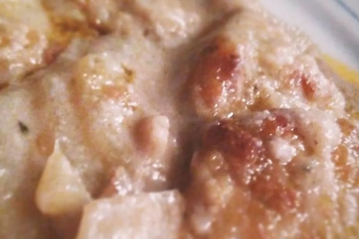 Veganer Kartoffelauflauf mit goldbraunem Hefeschmelz, serviert in einer Auflaufform