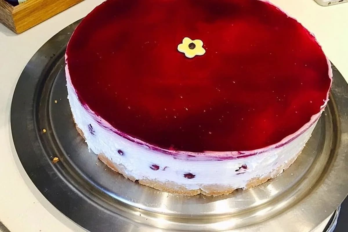 Kirschtorte mit luftiger Frischkäse-Creme, glänzendem Kirschglanz und ganzen Kirschen oben drauf