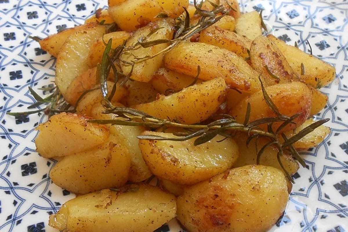 Goldbraun gebackene Rosmarinkartoffeln auf Backpapier, knusprig am Rand