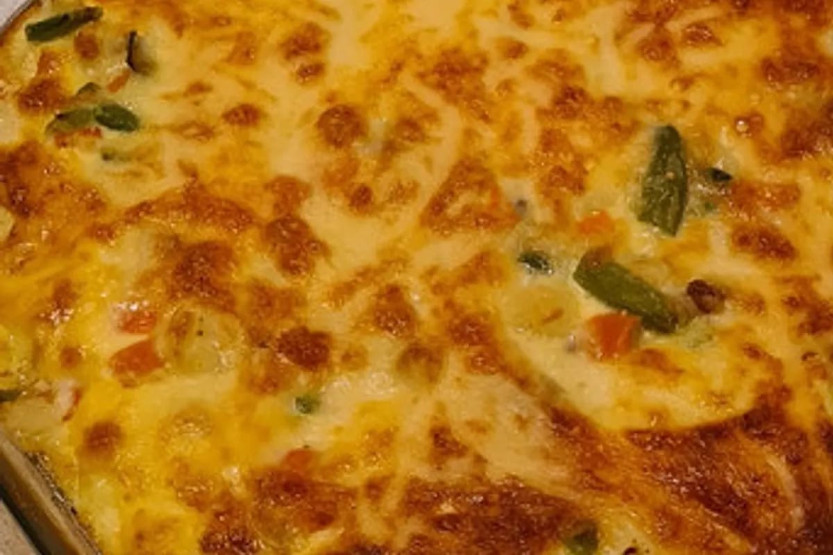 Auflauf aus Hackfleisch, Brokkoli und Rosenkohl, goldbraun überbacken, im Ofen