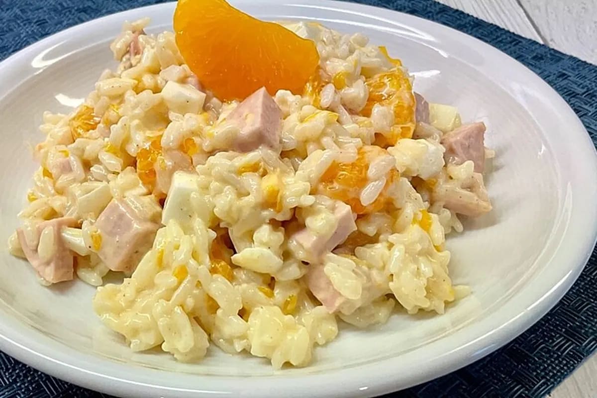 Bunter Reissalat mit Curry‑Ketchup, gewürfelter Wurst, Mandarinen und Ei, angerichtet in einer Schüssel