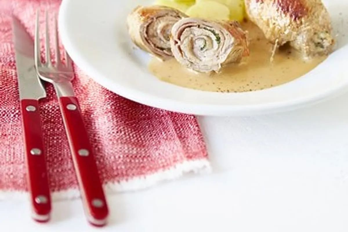Goldbraun gebratene Kalbsschnitzel-Röllchen in cremiger Weißwein‑Sahnesoße mit frischen Salbeiblättern