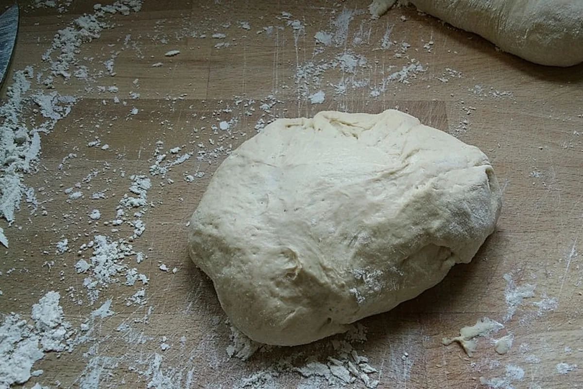 Frisch gebackene Pizza auf Dinkelpizzateig, knuspriger Rand und bunter Belag