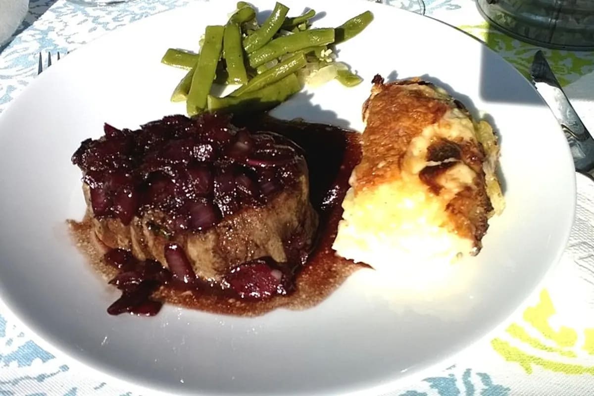 Saftiges Filetsteak mit glänzender Zwiebel‑Rotwein‑Sauce auf vorgewärmtem Teller
