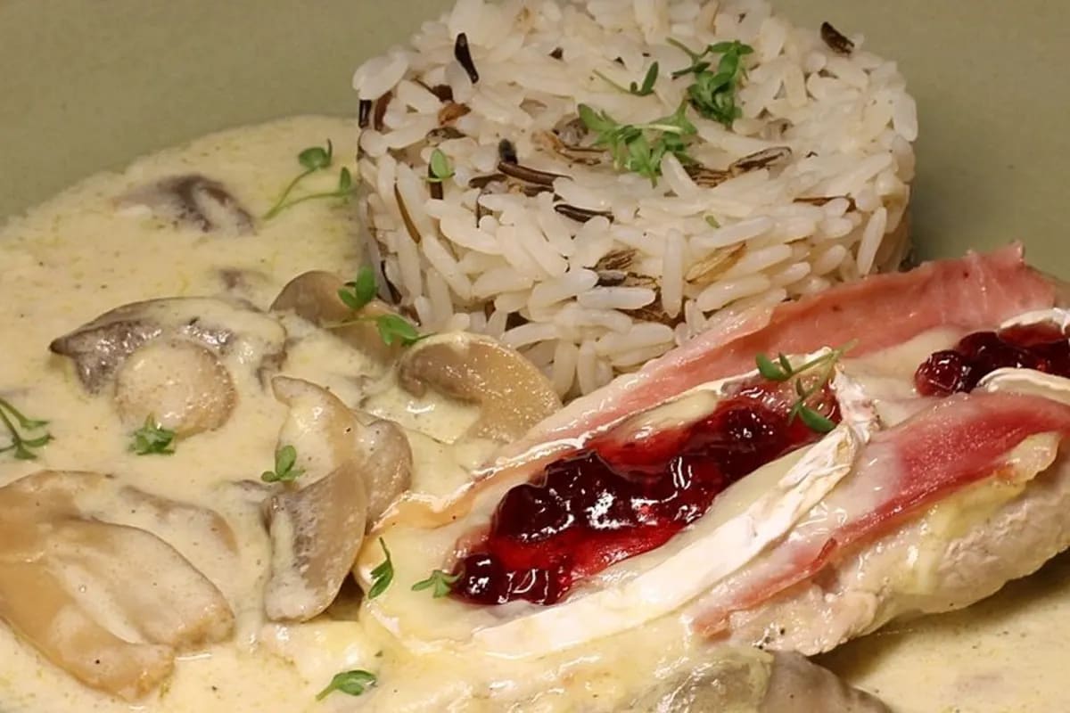 Auflauf aus goldbraunen Schnitzeln, schmelzendem Camembert und cremiger Sauce, garniert mit Petersilie