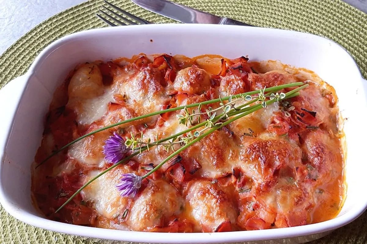 Cremiger Gnocchi-Mozzarella-Auflauf, goldbraun überbacken, mit frischem Schnittlauch garniert im Ofen