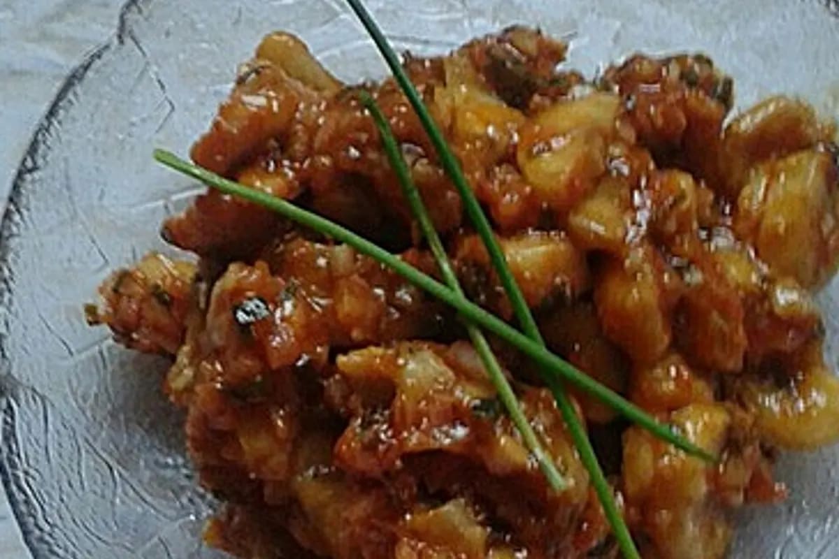 Frischer Bananensalat mit roten Zwiebelwürfeln und goldener Currysauce, angerichtet in einer hellen Schüssel