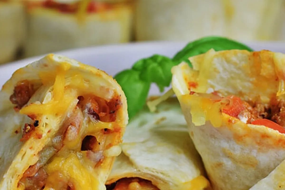 Auflauf aus in Stücke geschnittenen gefüllten Tortilla‑Wraps, überbacken mit geschmolzenem Käse und frischer Salsa