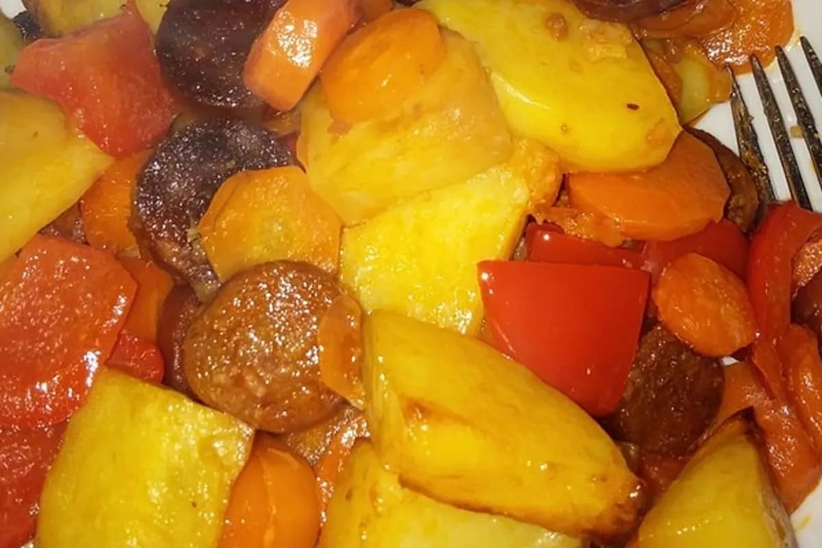 Ofenfeste Form mit goldbraun gerösteten Kartoffeln, Brokkoli, Karotten, Zwiebeln und knusprigen Chorizostreifen