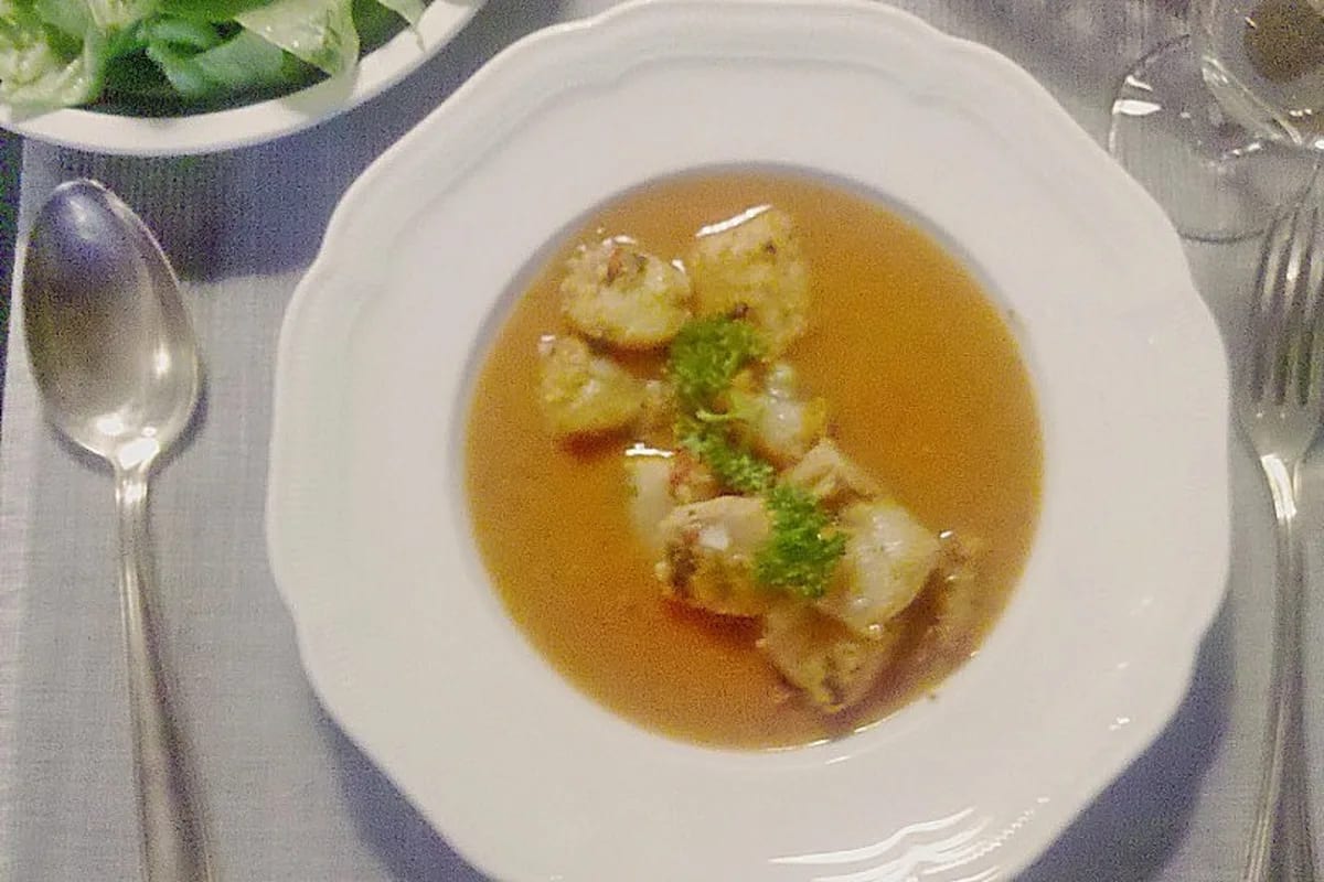 Goldbraun gebratene Seeteufelstücke in leuchtend roter bretonischer Tomatensauce