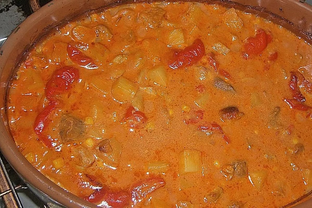 Goldbraun geschmorter Zwiebelfleisch-Ofenbraten in cremiger Sahnesauce, daneben fluffige Salzkartoffeln.