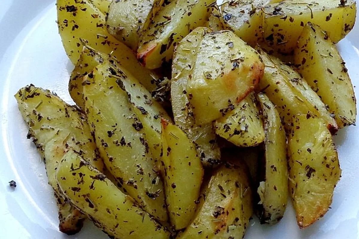 Goldbraune Ofenkartoffeln mit knuspriger Rosmarinkruste auf Backblech