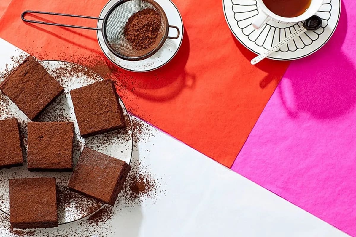 Saftiger Schokokuchen ohne Zucker in einer 18‑cm‑Springform, mit glänzender Kruste, auf einem weißen Teller angerichtet