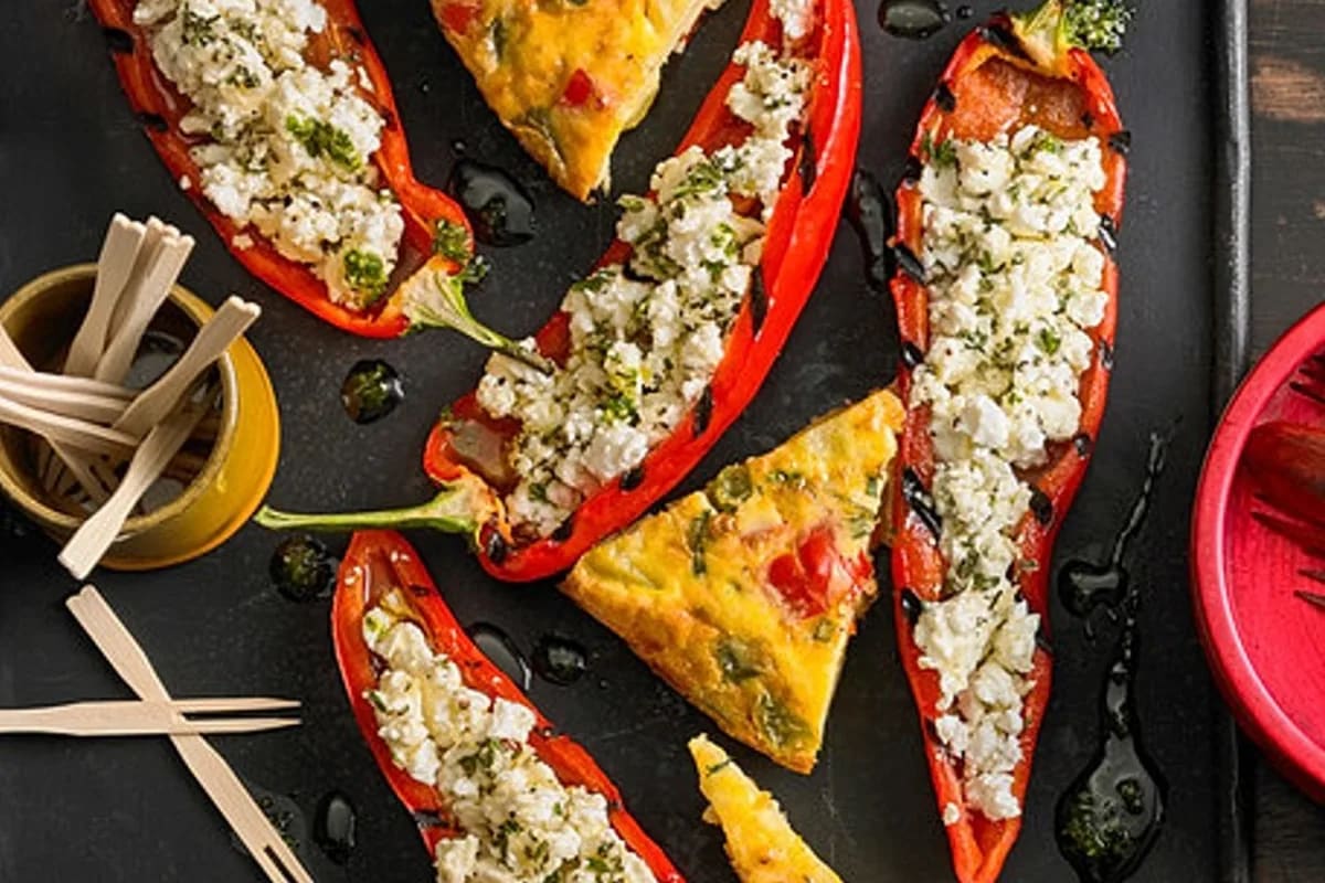 Goldbraune Ofentortilla, in 48 Quadrate geschnitten, auf Holzbrett mit frischem Schnittlauch und Holzspießchen