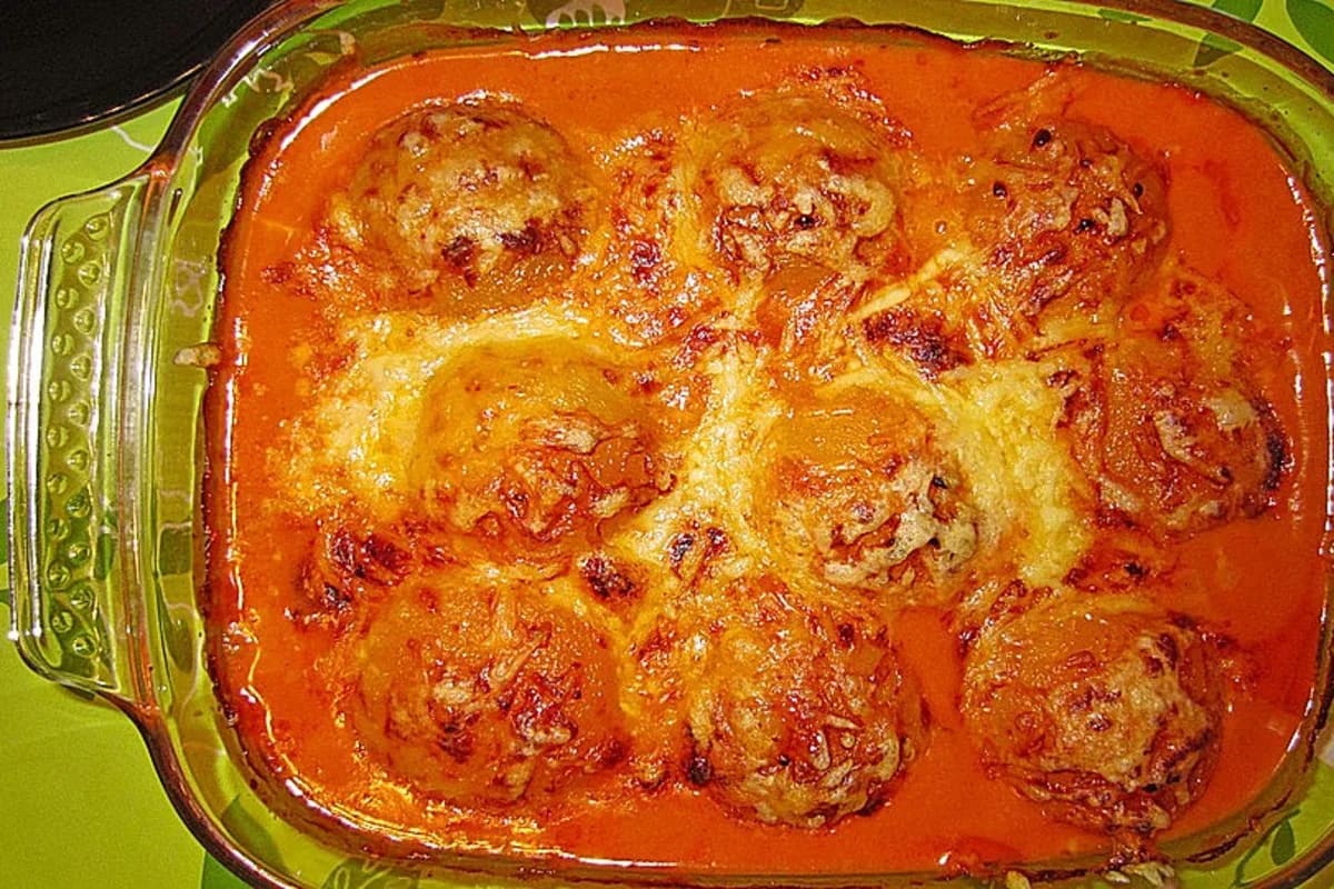 Putenschnitzelauflauf mit goldbraun geschmolzenem Käse, darauf saftige Ananasstücke