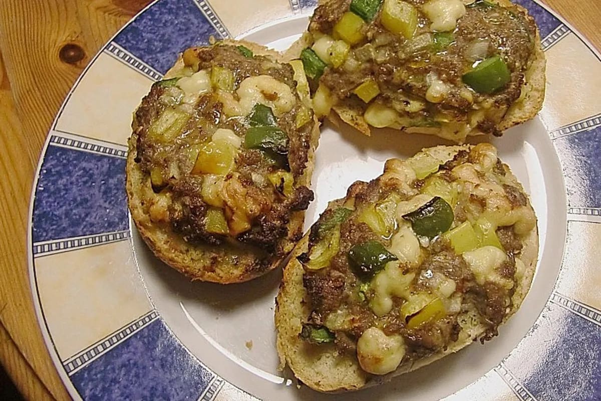 Goldbraun überbackene Pizzabrötchen mit geschmolzenem Käse und knackigem Hackfleisch