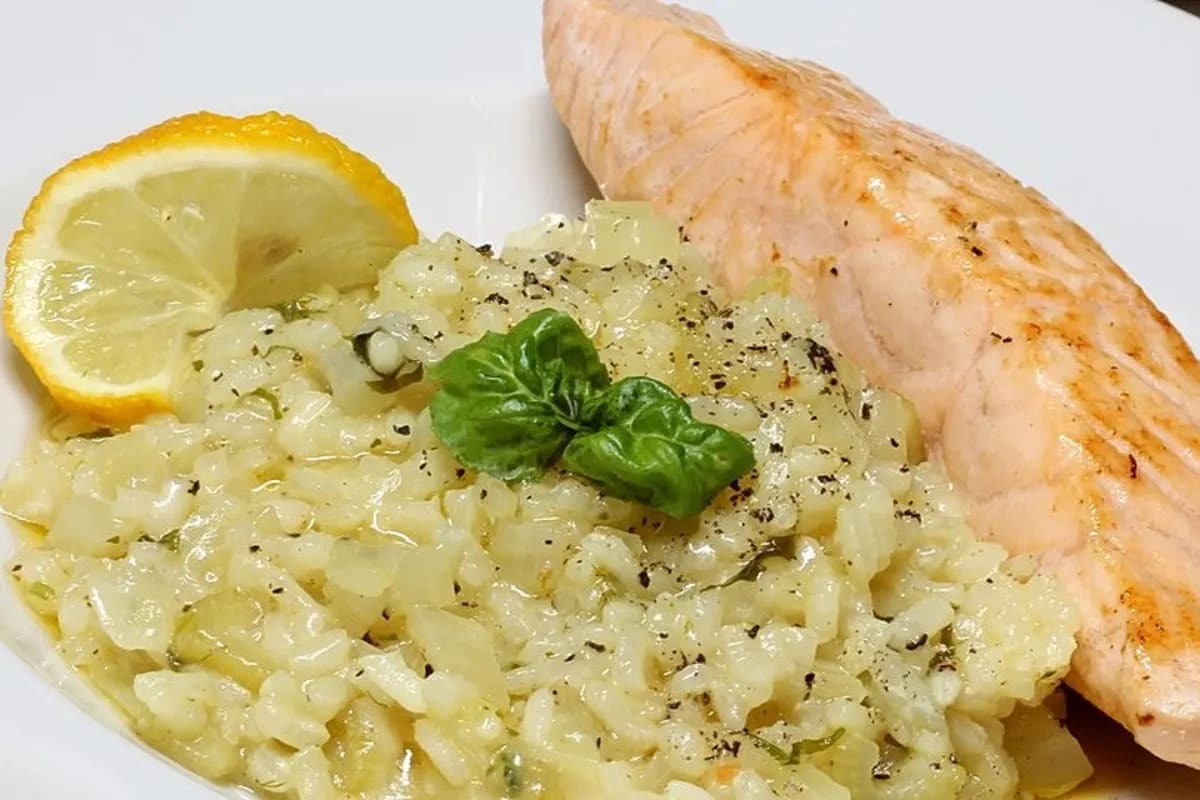 Nahaufnahme eines cremigen Fenchel Zitronen Risottos mit frischem Basilikum und Zitronenzesten