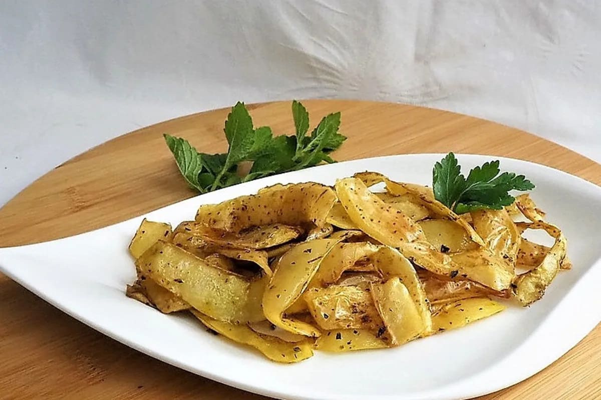 Goldbraune, knusprige Ofenkartoffeln mit Schale auf Backpapier, bestreut mit Meersalz