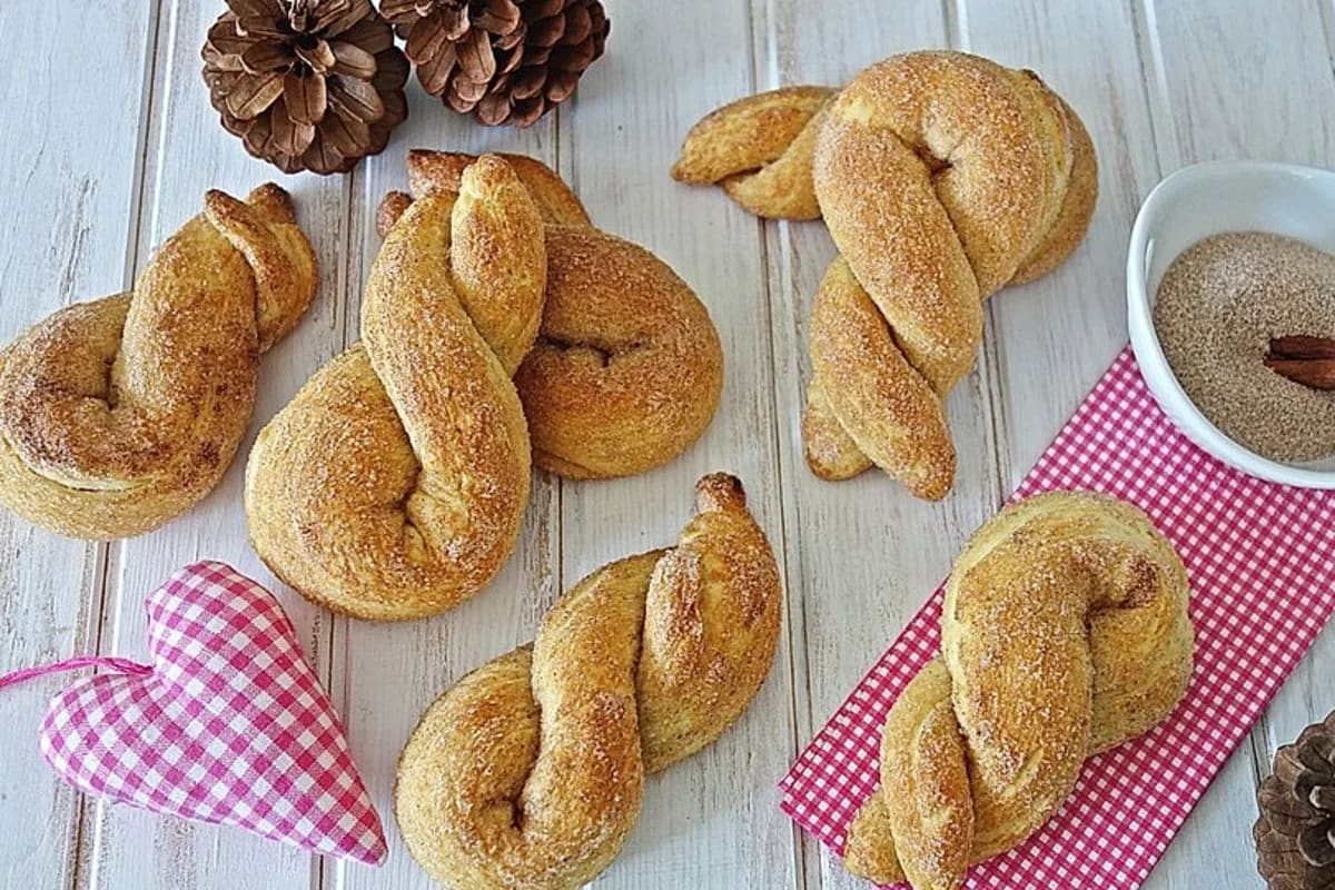 Frisch gebackene Flachswickel, knusprig gewickelt auf Backpapier