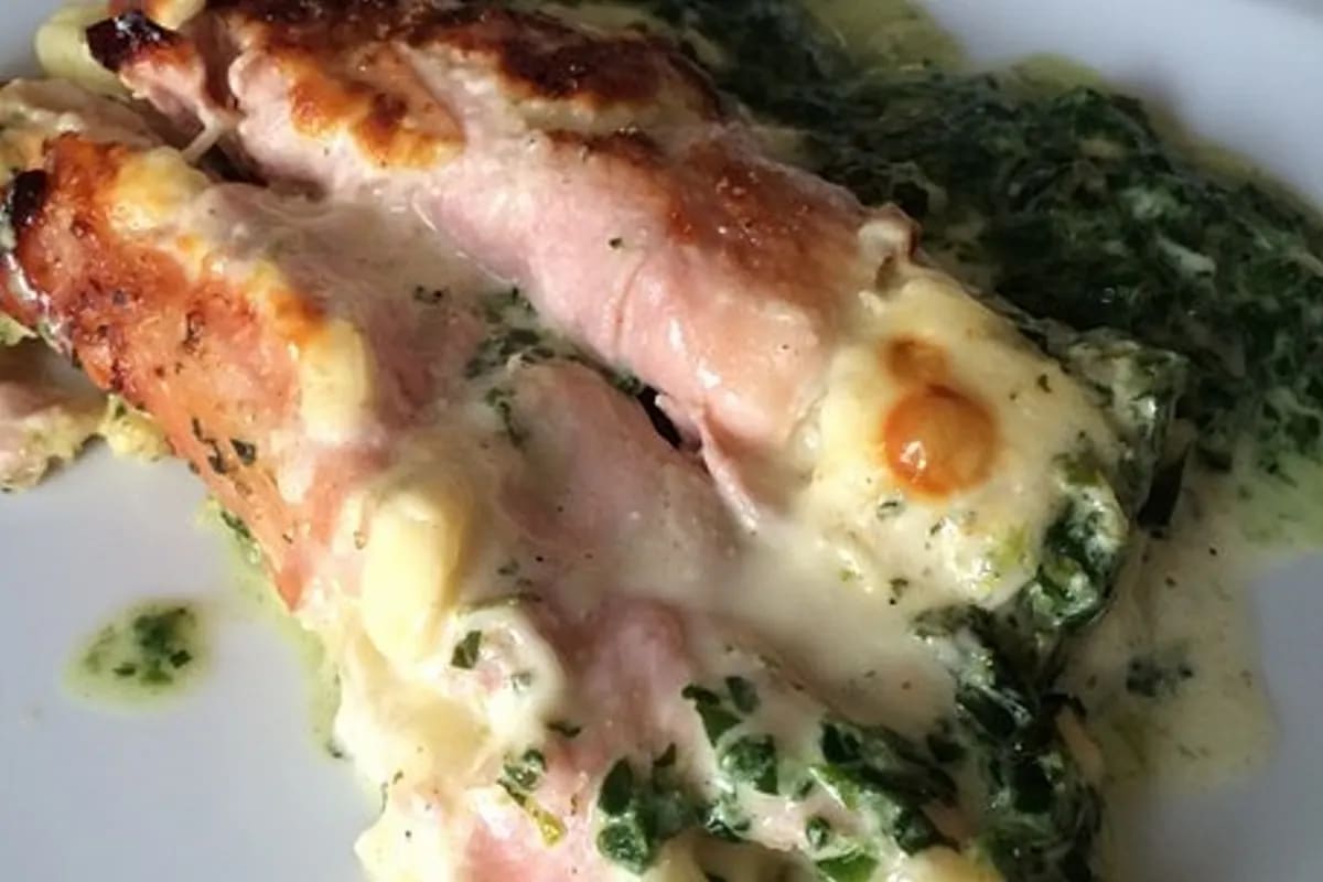 Goldbrauner Spinat-Makkaroni-Auflauf mit geschmolzenen Käse‑Rollen, serviert in einer Auflaufform