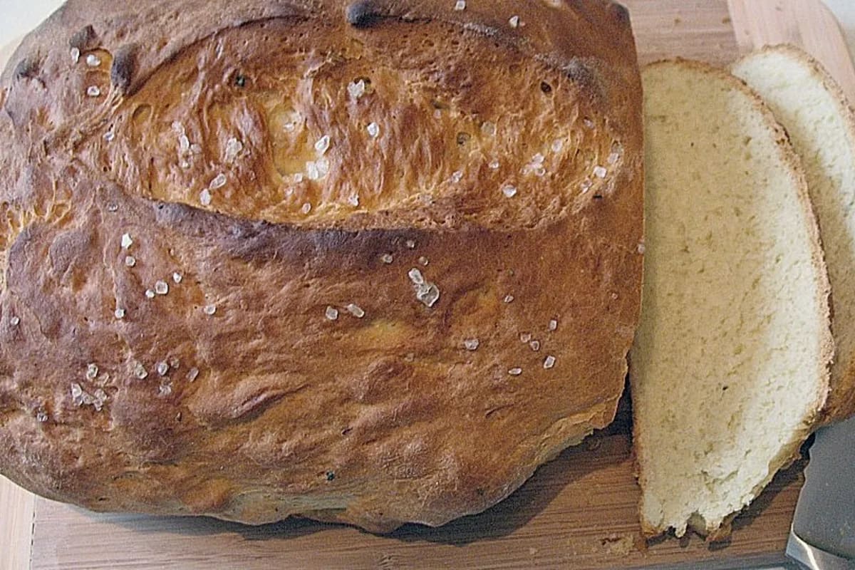 Goldbraunes Knoblauchbrot mit knuspriger Kruste, aus dem Ofen genommen