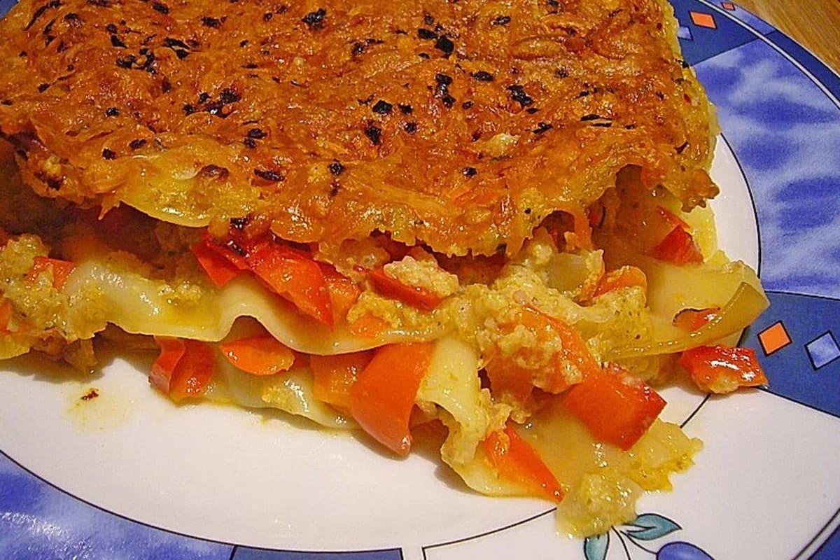 Schichtweise aufgebaute Paprika Lasagne im Ofen, oben mit geschmolzenem Käse und einer Prise Pul Biber